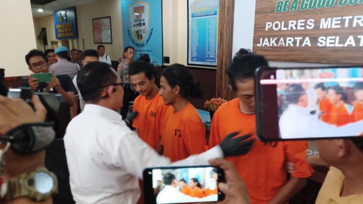 Tiga pelaku pengeroyok babinsa di kawasan Pesanggrahan dihadirkan dalam jumpa pers di Mapolres Metro Jakarta Selatan, Senin (16/10) siang. Foto: Joesvicar Iqbal/ipol.id