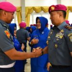 Komandan Korps Marinir (Dankormar) Mayjen TNI (Mar) Nur Alamsyah bersama istri (kanan) memberikan ucapan selamat kepada salah satu perwira yang naik pangkat menjadi kolonel.