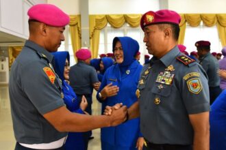 Komandan Korps Marinir (Dankormar) Mayjen TNI (Mar) Nur Alamsyah bersama istri (kanan) memberikan ucapan selamat kepada salah satu perwira yang naik pangkat menjadi kolonel.