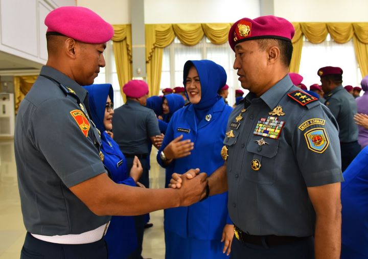 Komandan Korps Marinir (Dankormar) Mayjen TNI (Mar) Nur Alamsyah bersama istri (kanan) memberikan ucapan selamat kepada salah satu perwira yang naik pangkat menjadi kolonel.