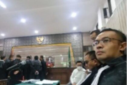 Tim kuasa hukum terdakwa dalam sidang lanjutan pembacaan pledoi dalam kasus gagal ginjal akut yang melibatkan PT Afi Farma di PN Kota Kediri. Foto: Tim kuasa hukum/Ist