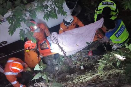 Korban dievakuasi dari dalam mobil, foto: X, @merapi_undercover