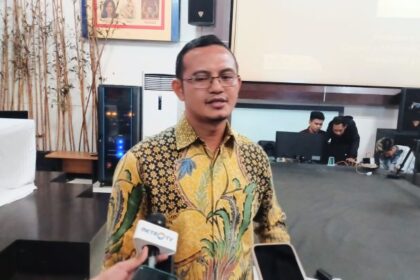Peneliti Lingkaran Survei Indonesia (LSI), Hanggoro Doso Pamungkas usai memaparkan temuan survei terbaru LSI Denny JA bertajuk 'Setelah Capres Resmi Berpasangan: Siapa Unggul Sementara?' di kantor LSI di kawasan Rawamangun, Jakarta Timur, Selasa (24/10) siang. Foto: Joesvicar Iqbal/ipol.id
