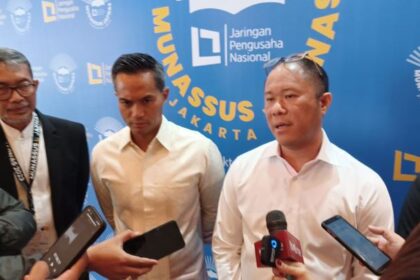 Ketua Umum Pengurus Pusat Jaringan Pengusaha Nasional (Japnas), Bayu Priawan Djokosoetono didampingi Ketua Dewan Pengawas Japnas, Anindya Novyan Bakrie saat Musyawarah Nasional Khusus (Munassus) Japnas 2023 di Anjani Room RA Suite Simatupang, Cilandak, Jakarta Selatan, Rabu (4/10). Foto: Joesvicar Iqbal/ipol.id