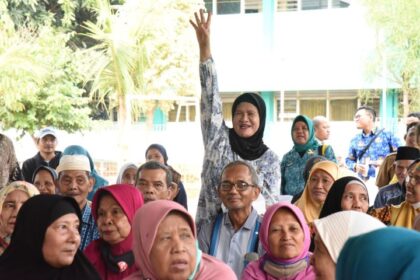 Suasana warga lanjut usia (lansia) saat beraktivitas dan berkegiatan bersama Pemkot Jakarta Timur di Ruang Publik Terpadu Ramah Anak (RPTRA) Dursa Bersatu di Jalan Swadaya Raya, RT 04/RW 05 Kelurahan/Kecamatan Duren Sawit, Selasa (24/10). Foto: Ist