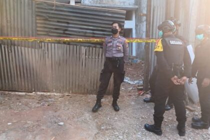 Aparat Polsek Setiabudi dan Tim Gegana Polda Metro Jaya melakukan penjagaan di lokasi ledakan pada proyek pembangunan unit rumah di Jl. Perahu, No. 2, RT 07/02, Kelurahan Guntur, Kecamatan Setiabudi, Jakarta Selatan, Rabu (18/10) siang. Foto: Joesvicar Iqbal/ipol.id
