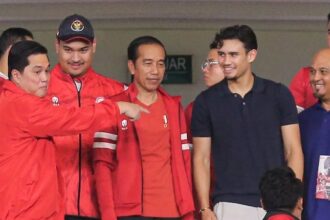 Nathan Tjoe-A-ON ketika dikenalkan pada Presiden Joko Widodo di Stadion Gelora Bung Karno (c) Bagaskara Lazuardi