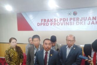 Sekretaris dan Ketua Fraksi PDIP DPRD DKI, Gembong Warsono (depan) bersama anggota DPRD DKI dapil 9, Ong Yenny (baju batik).(foto Sofian/ipol.id)