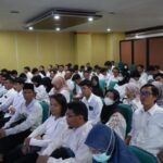 Para peserta/warga berasal dari Jakarta Timur serius mengikuti pelatihan mengemudi SIM A yang diselenggarakan Suku Dinas Tenaga Kerja, Transmigrasi dan Energi (Nakertransgi) di kantor Walikota Jakarta Timur, Kamis (19/10). Foto: Ist