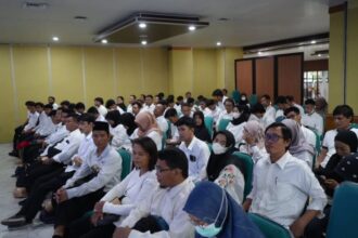 Para peserta/warga berasal dari Jakarta Timur serius mengikuti pelatihan mengemudi SIM A yang diselenggarakan Suku Dinas Tenaga Kerja, Transmigrasi dan Energi (Nakertransgi) di kantor Walikota Jakarta Timur, Kamis (19/10). Foto: Ist