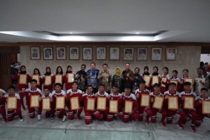 Wali Kota Jakarta Timur, Muhammad Anwar didampingi Kepala Suku Dinas Pemuda Olahraga Jakarta Timur, Suyoto usai memberikan piagam penghargaan kepada 47 atlet berprestasi di POPNAS XVI 2023 di Ruang Pola Lantai 2, Gedung Blok A, kantor Pemkot Jakarta Timur, Kamis (19/10). Foto: Ist