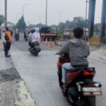Petugas Dishub DKI Jakarta mengurai kemacetan lalu lintas di Jalan Raya Supriyadi, Kecamatan Ciracas, imbas perbaikan jalan, Rabu (25/10). Foto: Ist