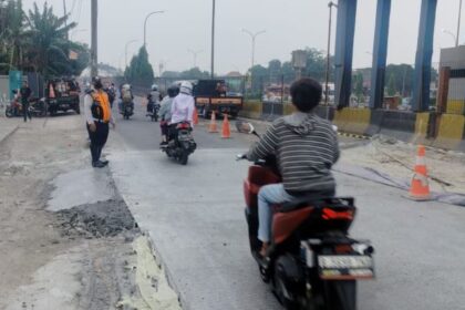 Petugas Dishub DKI Jakarta mengurai kemacetan lalu lintas di Jalan Raya Supriyadi, Kecamatan Ciracas, imbas perbaikan jalan, Rabu (25/10). Foto: Ist
