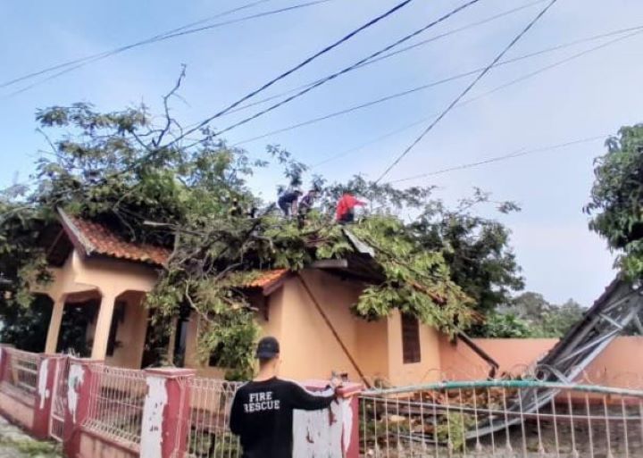Kondisi rumah warga terdampak angin kencang di Kabupaten Pandeglang, Banten, Kamis (26/10). Foto: BPBD Kabupaten Pandeglang