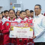 Pj Gubernur, Heru Budi saat memberikan penghargaan pada kontingen DKI Jakarta di Balaikota, Jakpus, Selasa (17/10).(foto dok pemprov)