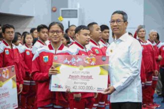 Pj Gubernur, Heru Budi saat memberikan penghargaan pada kontingen DKI Jakarta di Balaikota, Jakpus, Selasa (17/10).(foto dok pemprov)