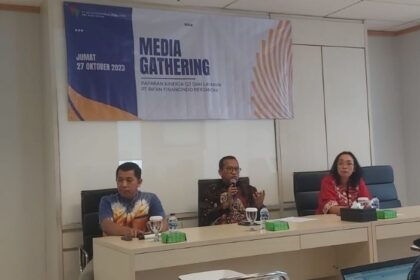 (Ki-ka) Syaiful Bachri, Senior Analyst RFB; Muhammad Barkah, Direktur Utama RFB; dan Lisa Usfie, Kepala Cabang RFB - DBS Tower, saat konferensi pers kinerja PT Rifan Financindo Berjangka (RFB) sepanjang tahun 2023 hingga bulan September. Foto: Ahmad/ipol.id
