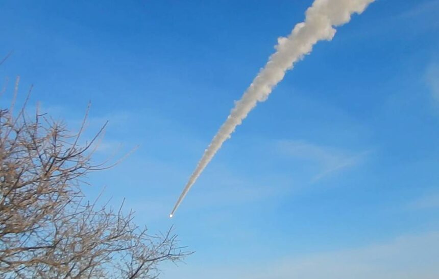 Roket Rusia yang di luncurkan dari dalam negara tersebut. Foto: TASS