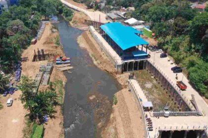 Upaya pemprov dalam meminimalisir sampah di dalam air terus dilakukan.(foto dok pemprov)