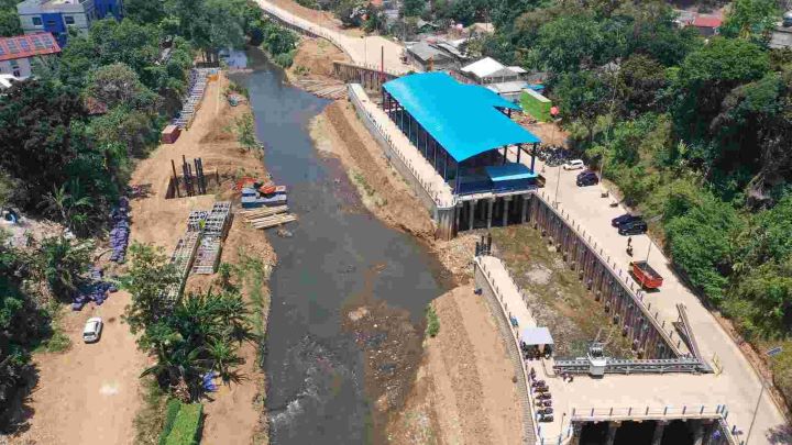 Upaya pemprov dalam meminimalisir sampah di dalam air terus dilakukan.(foto dok pemprov)