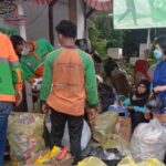 Kader Pemberdayaan Kesejahteraan Keluarga (PKK), Veronica Heni Handayani dan petugas setempat sedang memilah dan menimbang sampah botol plastik air mineral di RW 08, Kelurahan Cijantung, Kecamatan Pasar Rebo, Jakarta Timur, Jumat (20/10). Foto: Ist