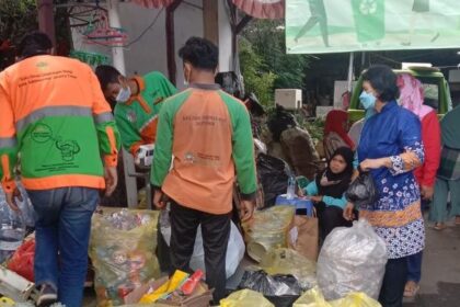 Kader Pemberdayaan Kesejahteraan Keluarga (PKK), Veronica Heni Handayani dan petugas setempat sedang memilah dan menimbang sampah botol plastik air mineral di RW 08, Kelurahan Cijantung, Kecamatan Pasar Rebo, Jakarta Timur, Jumat (20/10). Foto: Ist