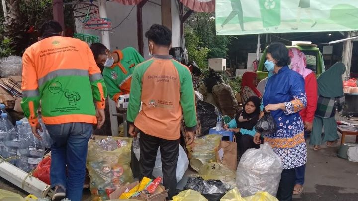 Kader Pemberdayaan Kesejahteraan Keluarga (PKK), Veronica Heni Handayani dan petugas setempat sedang memilah dan menimbang sampah botol plastik air mineral di RW 08, Kelurahan Cijantung, Kecamatan Pasar Rebo, Jakarta Timur, Jumat (20/10). Foto: Ist