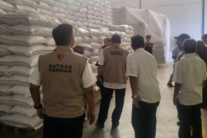 Berdasarkan hasil pemantauan di lapangan untuk stok indikatif cadangan beras pemerintah berdasarkan data Bulog saat ini ada sebanyak 1,7 juta ton.