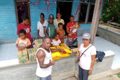 PT Kristalin Ekalestari saat memberikan bantuan sembako kepada warga di sekitar area pertambangan di Desa Nifasi, Distrik Makimi, Kabupaten Nabire, Papua Tengah. Foto: Dok PT Kristalin Ekalestar