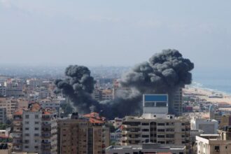 Serangan udara Israel menghantam gedung di Gaza, Palestina. Foto: WAFA