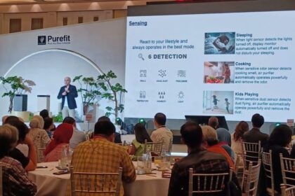 PSG Manager for AC dan Air Purifier, PT Sharp Electronics Indonesia, Yudha Eka Putra saat memaparkan Sharp Purefit yang baru diluncurkan di The Langham Hotel, kawasan Sudirman Central Business District (SCBD) 8, Senayan, Kebayoran Baru, Jakarta Selatan, Rabu (18/10). Foto: Joesvicar Iqbal/ipol.id