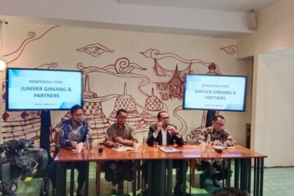 Kuasa hukum PT Telkom Indonesia, Juniver Girsang (kedua dari kanan) dalam konferensi pers di wilayah Jakarta Selatan, Kamis (5/10). Foto: Yudha Krastawan/ipol.id