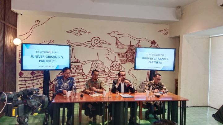 Kuasa hukum PT Telkom Indonesia, Juniver Girsang (kedua dari kanan) dalam konferensi pers di wilayah Jakarta Selatan, Kamis (5/10). Foto: Yudha Krastawan/ipol.id