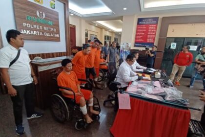 Jajaran Polres Metro Jakarta Selatan melakukan tindakan tegas terhadap komplotan perampok bersenjata spesialis brankas di kawasan Pasar Minggu. Barang bukti hasil rampokan kelima tersangka digelar dihadapan awak media di Mapolres pada Senin (16/10). Foto: Joesvicar Iqbal/ipol.id