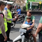 Tampak polisi menindak penggendera sepeda motor yang terjaring Operasi Zebra Jaya tahun 2023. Foto: NTMC