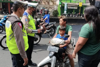 Tampak polisi menindak penggendera sepeda motor yang terjaring Operasi Zebra Jaya tahun 2023. Foto: NTMC