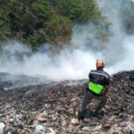 Tim gabungan melakukan operasi pemadaman kebakaran lahan TPA Tlekung, Kota Batu, Sabtu (21/10). Total luas lahan terbakar masih dalam pendataan BPBD Kota Batu, Jawa Timur. Foto: Pusdalops BPBD Kota Batu