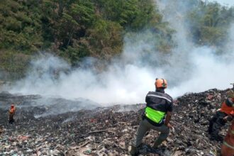 Tim gabungan melakukan operasi pemadaman kebakaran lahan TPA Tlekung, Kota Batu, Sabtu (21/10). Total luas lahan terbakar masih dalam pendataan BPBD Kota Batu, Jawa Timur. Foto: Pusdalops BPBD Kota Batu