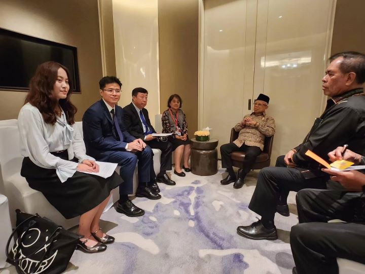 Manajemen MAKUKU dan Sands Group saat bertemu dan berdiskusi dengan Wakil Presiden KH Ma’ruf Amin di Shanghai, China. Foto: Ist