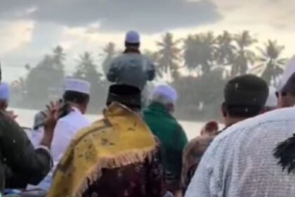 Warga Jambi shalat meminta hujan turun, Foto: Instagram, @kabarnegri (tangkap layar)