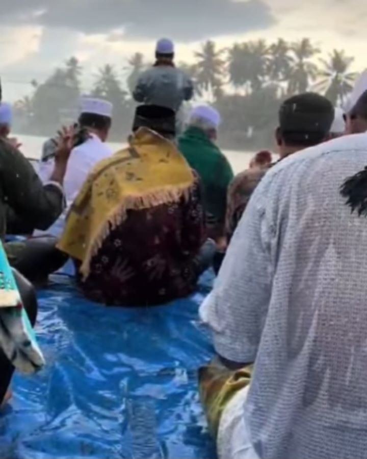 Warga Jambi shalat meminta hujan turun, Foto: Instagram, @kabarnegri (tangkap layar)