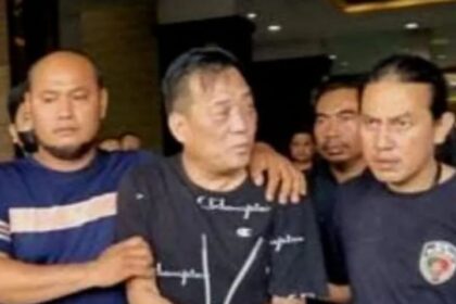 WNA diduga melempar petugas Imigrasi di Tangerang. Foto: IG, @info_ciledug (tangkap layar)