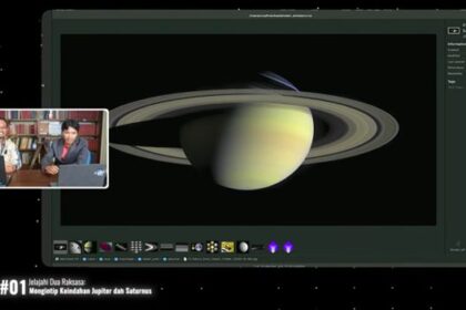 Dua peneliti Observatorium Bosscha, Muhammad Yusuf dan Dhimaz G. Ramadhan, yang sedang memandu melihat keindahan Saturnus.