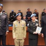 Briptu Renita Rismayanti menerima penghargaan sebagai Polisi Terbaik dari Perserikatan Bangsa Bangsa (PBB). Foto: Humas Polri