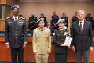 Briptu Renita Rismayanti menerima penghargaan sebagai Polisi Terbaik dari Perserikatan Bangsa Bangsa (PBB). Foto: Humas Polri