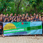DBS Vickers Sekuritas Indonesia dan Komunitas Mangrove Jakarta tanam 50 bibit mangrove. (Alidrian Fahwi/ipol.id)