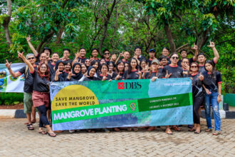 DBS Vickers Sekuritas Indonesia dan Komunitas Mangrove Jakarta tanam 50 bibit mangrove. (Alidrian Fahwi/ipol.id)