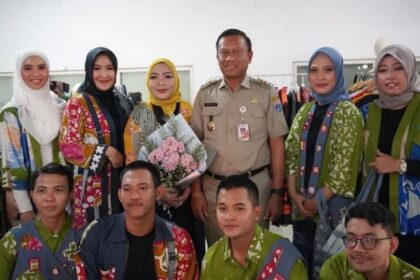 Ketua Dekranasda Koordinator Wilayah Kota Jakarta Selatan (Jaksel), Essie Feransie Munjirin bersama Wali Kota Jaksel, Munjirin dan para pengrajin saat Pagelaran Produk Unggulan Dekranasda, Selasa (28/11). Foto: Ist