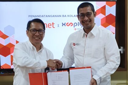 Direktur Bisnis Metranet, Faisal Yusuf (kanan) bersama Direktur Enterprise Business Finnet, Aziz Sidqi usai penandatanganan kerja sama strategis antara Metranet & Finnet untuk peningkatan layanan pembayaran pelanggan Xooply.ID melalui Finpay, di jakarta beberapa waktu lalu. Foto: Telkom Indonesia