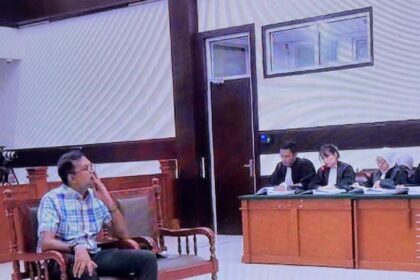 Aktivis Hak Asasi Manusia (HAM), Haris Azhar oleh Jaka Penuntut Umum (JPU) Kejaksaan Tinggi DKI Jakarta di Pengadilan Negeri Jakarta Timur, Senin (13/11). Foto: Penkum Kejati DKI Jakarta